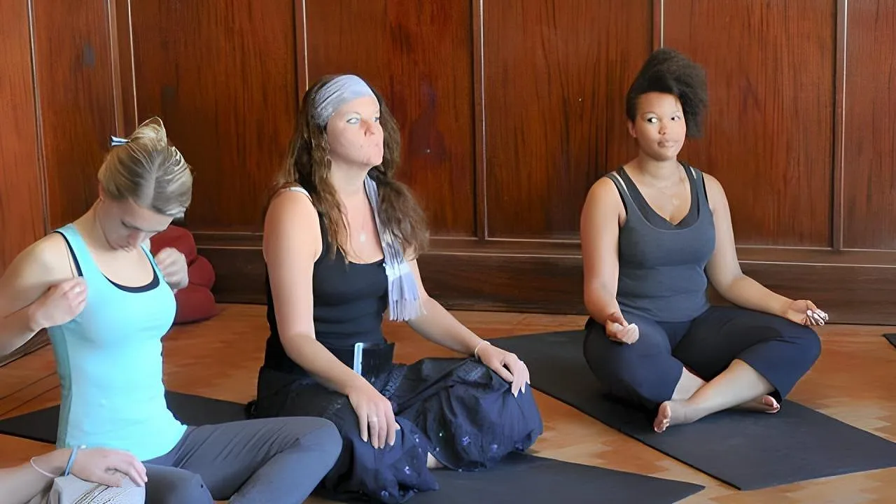 Achter Gesloten Deuren