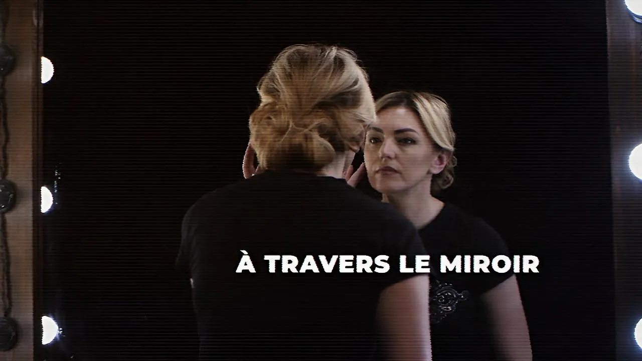 À travers le miroir