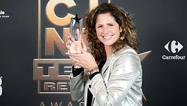 « C’est tellement comique… et valorisant » : Sara De Paduwa est l’animatrice qui mérite une nouvelle émission aux Ciné-Télé-Revue Awards (vidéo)