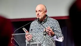 « Je n’ai pas honte de le dire mais… » : Bertrand Caroy dévoile l’émission culte dont il est fan (vidéo)