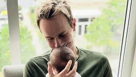 Cyril Féraud&nbsp;: comment l’animateur a aménagé sa loge de «&nbsp;Tout le monde veut prendre sa place&nbsp;» pour passer du temps avec son fils Tim