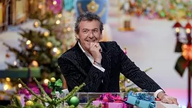 «&nbsp;C’est encore possible de croire au père Noël&nbsp;»&nbsp;: Jean-Luc Reichmann ému, en découvrant un joli cadeau réservé par les téléspectateurs de TF1 (photos)
