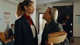 Muriel Robin et Louise Bourgoin nous régalent en mère et fille qui se haïssent dans « La pire mère au monde » : notre critique