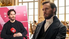 Sa question à Pierre Niney, le conseil que Johnny Depp lui a donné sur le tournage de « Pirates des Caraïbes », ce qu’il pense d’un préquel sur son personnage dans « Hunger Games » : Sam Claflin s’est confié à notre micro !