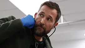 Noah Wyle se confie à l’occasion de la sortie de la saison 2 de «&nbsp;The Pitt&nbsp;» sur HBO Max&nbsp;: «&nbsp;Ma femme a la liste de tout ce que je fais de mal&nbsp;»