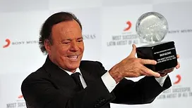 Accusé de délits sexuels, le chanteur Julio Iglesias demande le classement de la plainte