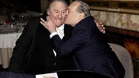 «&nbsp;Je l’ai pris dans mes bras et embrassé&nbsp;»&nbsp;: devant les photographes, Gérard Depardieu et le «&nbsp;roi des paparazzi&nbsp;» ont fait la paix à Rome