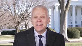 «&nbsp;On dirait que c’est fake&nbsp;», «&nbsp;Maquillez-le un peu, non&nbsp;?&nbsp;»&nbsp;: le RTL Info 19h de Luc Gilson en direct de Washington, vivement critiqué par les internautes (vidéo)