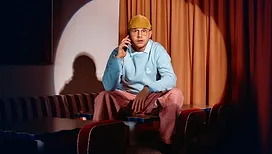 GuiHome&nbsp;: le Belge qui triomphe en France nous reçoit dans son comedy club à Namur