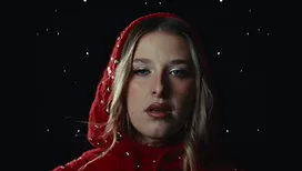 «&nbsp;Vous déraillez complètement&nbsp;»&nbsp;: les fans d’Helena montent au créneau, après la sortie de son clip «&nbsp;Capuche&nbsp;» et les critiques de certains internautes