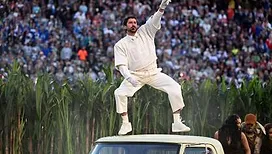 Un show qui célèbre l’Amérique latine, sans s’étendre sur la politique : revivez le show de Bad Bunny à la mi-temps du SuperBowl (vidéo et photos)