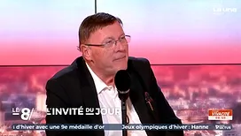 « On se serre la main ? » : trois ans après son départ de RTL, Pascal Vrebos se fait débaucher par la RTBF, en direct ! (vidéo)