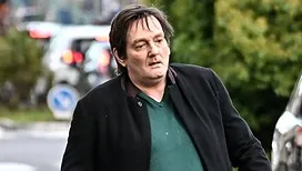 «&nbsp;On dirait un zombie&nbsp;», «&nbsp;il n’est pas tranquille dans sa tête&nbsp;»&nbsp;: Pierre Palmade apparaît méconnaissable à quelques jours de la fin de sa peine, à quoi ressemble sa vie, sous bracelet, 3 ans après l’accident&nbsp;?