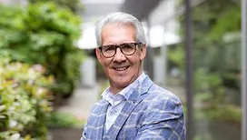 « Je suis un peu tombé de ma chaise, je ne m’attendais pas du tout à ça » : ses 6 mois d’absence à la RTBF, l’état de santé de son fils… Rodrigo Beenkens révèle ce qui lui est vraiment arrivé, « je n’ai pas écouté ce qu’on me disait… »