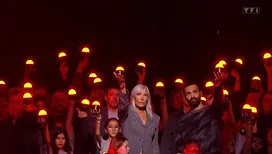 Lanternes rouges allumées et pointées vers le ciel&nbsp;: les Enfoirés rendent un vibrant hommage aux victimes de l’incendie de Crans-Montana