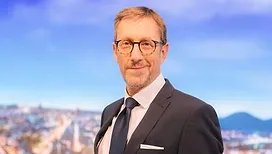 Sacha Daout co-anime « Parlons solutions » ce mercredi soir sur la Une : « Nathalie Maleux me rattrape parfois pour me dire de ralentir, de me poser »