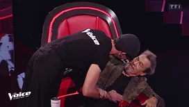 « The Voice » : Mika se glisse dans la peau d’un technicien agaçant pour faire une surprise improbable à Florent Pagny (vidéo)