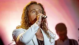 « Je lui ai dit que je jouais près de chez elle… » : Julien Doré a invité une star internationale à son concert