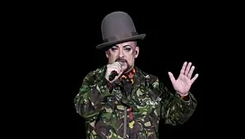 Boy George va participer à l’Eurovision ! Voici le pays que le chanteur de Culture Club va représenter… et ce n’est pas le Royaume-Uni (vidéo)