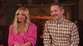 « On peut dire des choses qu’on ne dirait pas dans la vraie vie » : Sarah Michelle Gellar et Elijah Wood, réunis dans « Wedding Nightmare 2 », se confient (vidéo)