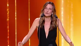 « Ils communiquent comme ça… » : Camille Cottin balance une anecdote hilarante sur Jean Dujardin et George Clooney dans Quelle époque