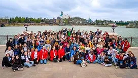 « Mon rêve s’est réalisé » : 150 enfants ont pu découvrir Disneyland Paris grâce au Nostalgie Magic Tour, on y était avec Julien Sturbois et l’association Arc-en-Ciel