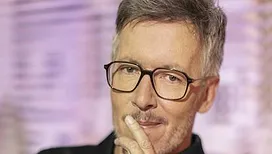 Jean-Luc Lemoine passe par la Belgique avec un nouveau spectacle : « Sur scène, je vais plus loin qu’à la télévision »