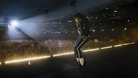 « Le champagne coulait à flots et il y avait des montagnes de caviar ! » : à l’occasion de la sortie du biopic consacré à Michael Jackson, le producteur belge Paul Ambach se souvient de ses rencontres avec l’artiste
