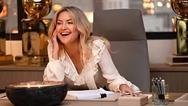« J’ai parfois peur de dire ce que je pense » : à l’occasion du retour de la série « La Meneuse » sur Netflix, Kate Hudson nous dit que, même au sommet, les femmes restent sous-estimées
