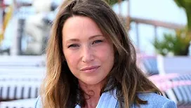 Laura Smet a repris le travail dix jours après le décès de sa mère Nathalie Baye : « Votre maman doit être fière de vous » (photo)