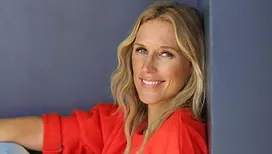 « Les filles qui réussissaient à la télé avaient des petites robes et de grands décolletés, je me suis inscrite dans cette vague-là » : Agathe Lecaron se confie, revenant sur ses débuts en Belgique