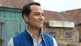« Widow’s Bay » : Matthew Rhys passe de menaçant à menacé dans cette série entre horreur et humour
