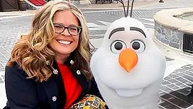 « J’ai fondu en larmes en découvrant le robot d’Olaf » : rencontre avec Jennifer Lee, réalisatrice de « La reine des neiges », avant le docu consacré au nouveau monde à Disneyland Paris à voir sur RTL-TVI