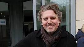 De Johnny à de Vinci : Alex Vizorek met « en parallèle la première et la dernière œuvre » de 30 artistes, dans son dernier livre