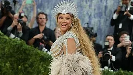 Le retour spectaculaire de Beyoncé, Rihanna et sa robe d’un créateur belge, Kim Kardashian blonde, Heidi Klum méconnaissable… : les temps forts et les plus belles tenues du Met Gala (photos)