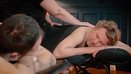 Alex Vizorek mis à nu sur une table de massage : l’humoriste belge se prête au jeu d’un nouveau concept sur YouTube (vidéo)
