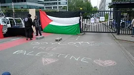 « Israël doit être exclu » : des manifestants appellent au boycott de l’Eurovision devant la RTBF, à quelques heures de l’entrée de la Belgique dans le concours (photos)