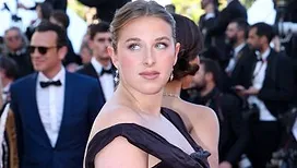 Festival de Cannes 2026 : Helena fait un passage remarqué lors de la montée des marches du film « Karma » (vidéo)