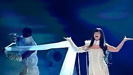 Eurovision 2026 : le sans-faute d’Essyla lors de sa prestation sur la scène de la finale à Vienne, les dés sont jetés, (re)découvrez sa performance en vidéo !