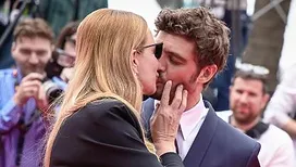 Tendre baiser et poses de stars, Virginie Efira et Niels Schneider font un passage remarqué sur le tapis rouge du Festival de Cannes (photos)