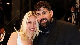 Qui est Kim Higelin, la chérie d’Artus, avec qui elle a officialisé son histoire au Festival de Cannes ? (photos)