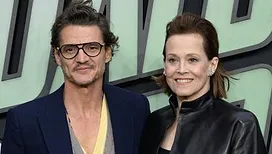 « Quel incroyable cadeau », « la plus longue aventure de ma vie » : Sigourney Weaver et Pedro Pascal se confient à l’occasion de la sortie de « The Mandalorian and Grogu »