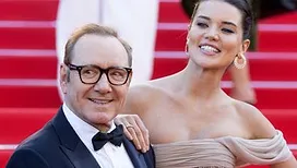 Précédemment accusé d’agressions sexuelles, Kevin Spacey fait son retour au festival de Cannes, aux côtés d’une jeune mannequin (photos)
