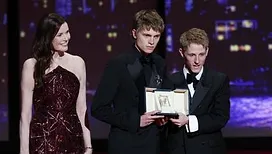 « J’espère vraiment que ce film va permettre aux jeunes de s’aimer eux-mêmes » : le Belge Emmanuel Macchia et Valentin Campagne remportent le prix d’interprétation à Cannes