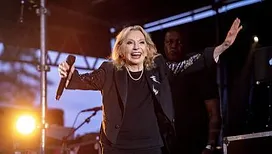 Hospitalisée d’urgence, Véronique Sanson sort du silence et rassure ses fans : « Je vais mieux »