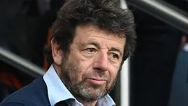 « Elles mentent et cherchent la notoriété » : comment la fanbase de Patrick Bruel se retrouve-t-elle fracturée entre soutien inconditionnel et incrédulité ?
