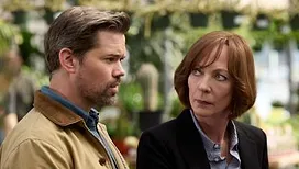 « Miss You, Love You » (HBO Max) : qu’est-ce que ça donne quand Allison Janney (« Juno ») déborde de colère dans un film plutôt théâtral ? Voici notre avis !