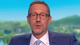 « Merci l’état des routes wallonnes… » : Sacha Daout chute à vélo, pourra-t-il présenter le JT de 19h30 sur la RTBF comme prévu ? (photos)