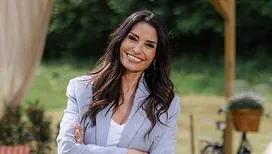« Ravie de vous retrouver tout l’été » : Livia Dushkoff succède à Fanny Jandrain et prend les commandes de ce rendez-vous estival de la RTBF ! (photos)