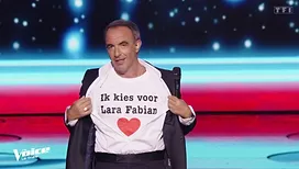 « The Voice » : mais pourquoi Nikos Aliagas portait un t-shirt avec une inscription en néerlandais pendant la grande finale ?